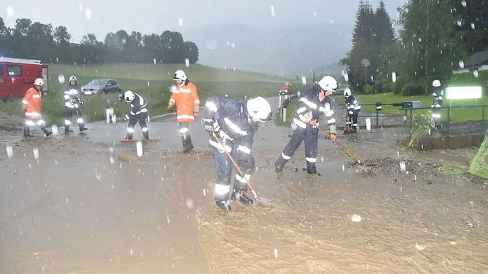 Wasser musste auch von den Straßen entfernt werden