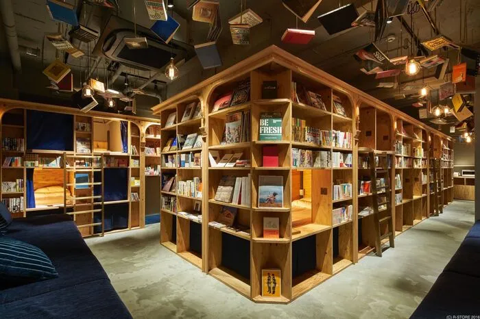 Die Unterkünfte sehen aus wie eine Buchhandlung. Die Regale sind mit Tausenden Druckwerken aller Genres in englischer und japanischer Sprache gespickt.
