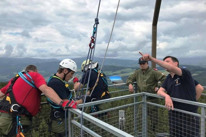 Die Retter hatten eine Korbtrage aus 22 Meter Höhe abzuseilen.