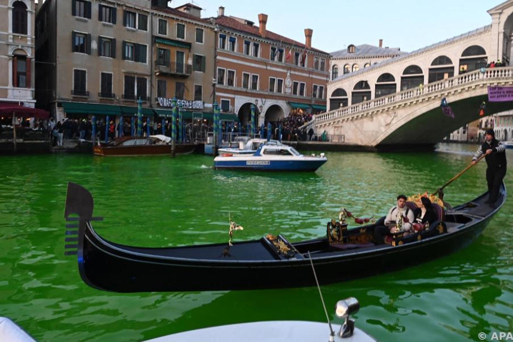 Touristen verhaftet: Der Canal Grande in Venedig war plötzlich grün und rot 