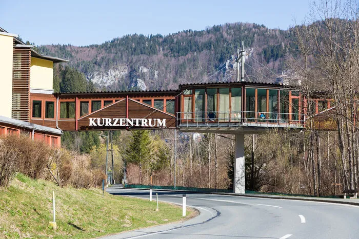 Seit 1821 gibt es in der Gemeinde einen Kurbetrieb. Der Bau des neuen - und noch immer bestehenden - Kurbades wurde 1974 beschlossen. Heute der Leitbetrieb der Gemeinde.