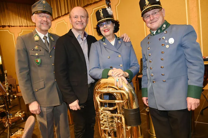 Oberst Rudolf Kury, Kommandant des Jägerbataillons 26 und Obmann, der Komponist Huby Mayer, Ehrenpräsidentin und Moderatorin Liliane Roth-Rothenhorst und Kapellmeister Prof. Christoph Vierbauch.