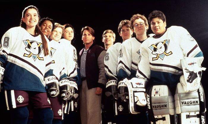 Das waren die "Mighty Ducks" 1992: Coach Gordon (Emilio Estevez) trainiert ein ungewöhnliches Eishockey-Team.