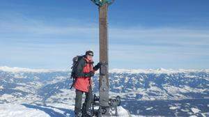Sepp Leyrer beim Gipfelkreuz des Goldecks