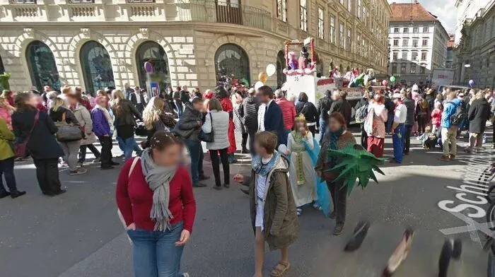 Dauer-Faschingsumzug in der Schmiedgasse (auf Google Maps) ...