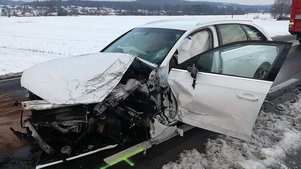 Eines der Fahrzeuge wurde schwer beschädigt