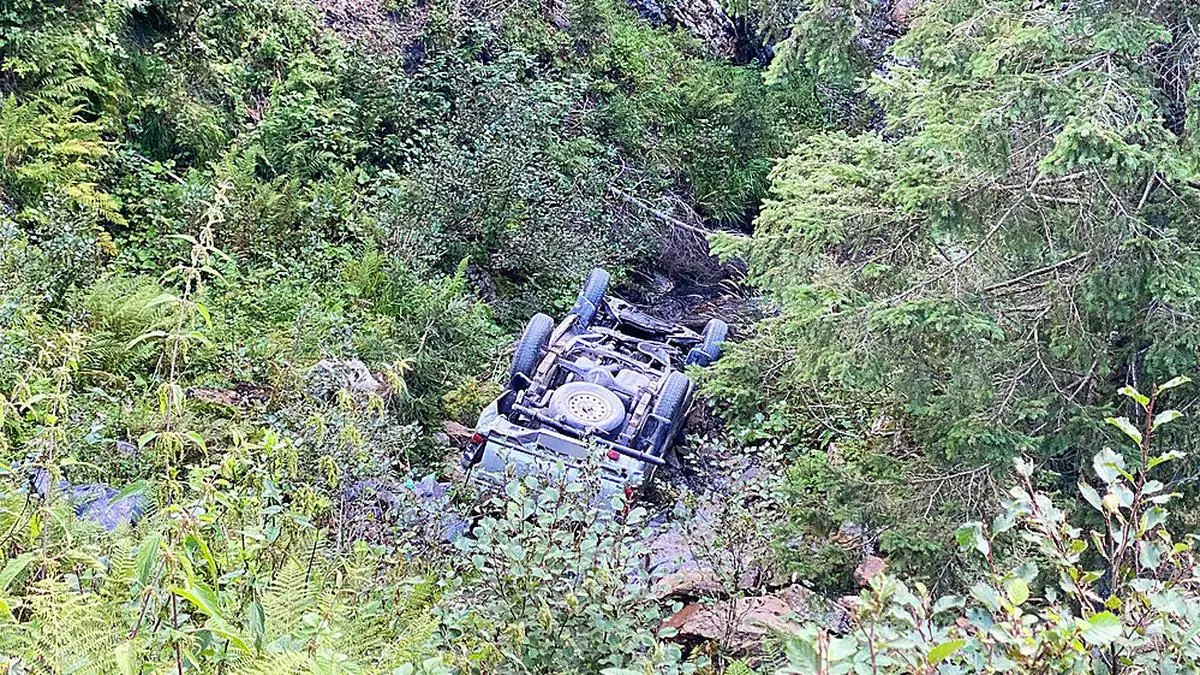 Der Wagen kam in einem Bachbett auf dem Dach zum Liegen 