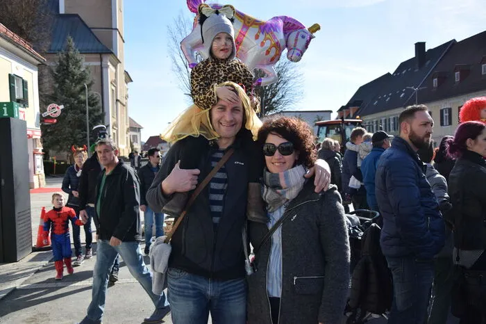 Einen Faschingsumzug im Ort gibt es freilich schon länger - seit mittlerweile 15 Jahren. Im Herzen der Marktgemeinde, dem neu gestalteten Hauptplatz, tummelten sich auch heuer wieder allerlei Faschingsfans.