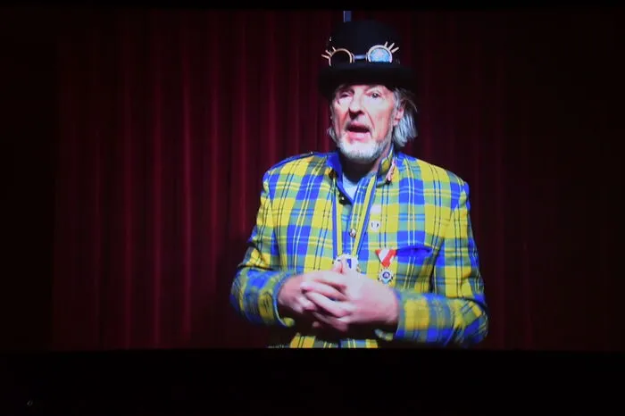 Manni Maier führt in Überlebensgröße auf der Kino-Leinwand durchs Programm.