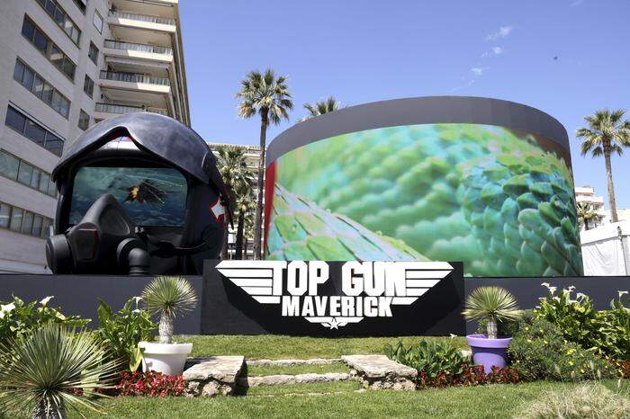 "Top Gun"-Installation vor dem Grand Hôtel