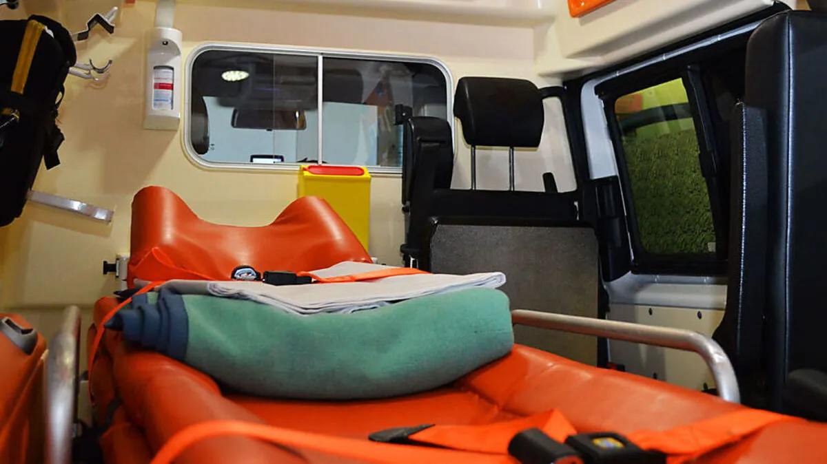 Der Lehrling wurde mit der Rettung ins Klinikum Klagenfurt eingeliefert (Sujetbild)