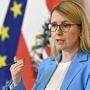 Wirtschaftsministerin Margarete Schramböck lässt Hilfe für AUA offen