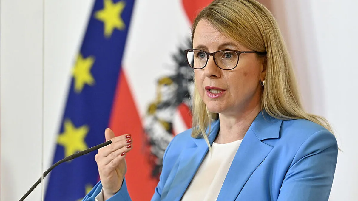 Wirtschaftsministerin Margarete Schramböck lässt Hilfe für AUA offen