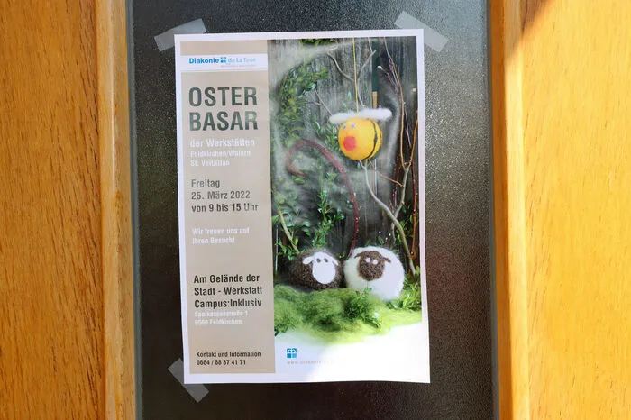 Die Menschen mit Beeinträchtigung produzieren, entsprechend ihrer Fähigkeiten, aus Holz, Ton, Stoff, Papier kleine Kunstwerke für den Osterhasen.