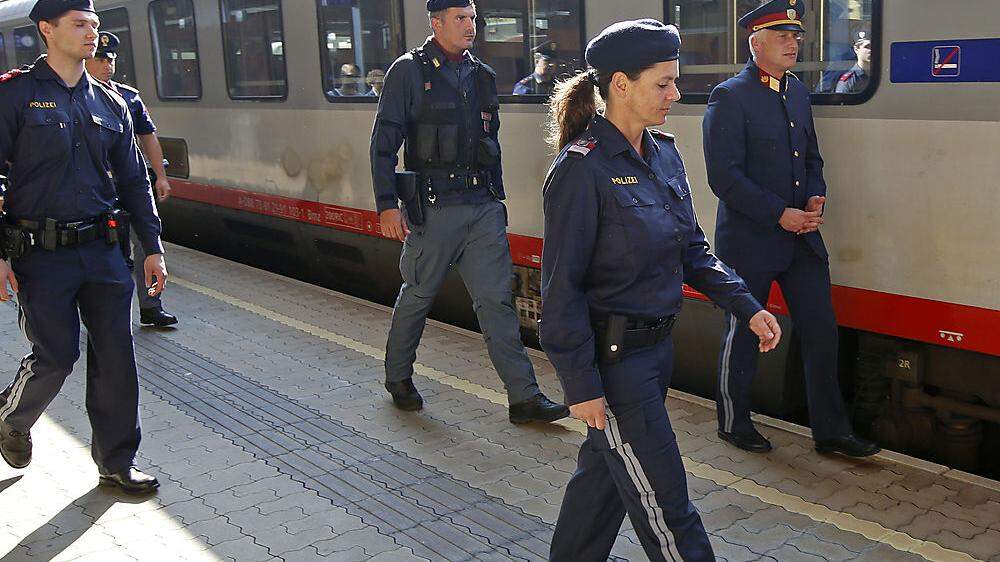 Schon seit Längerem kontrollieren Kärntner und italienische Polizisten gemeinsam in grenzüberschreitenden Zügen – wie hier auf einem Archivbild vom vergangenen Herbst. Und sie führen auch gemeinsam Schengen-Ausgleichskontrollen durch	