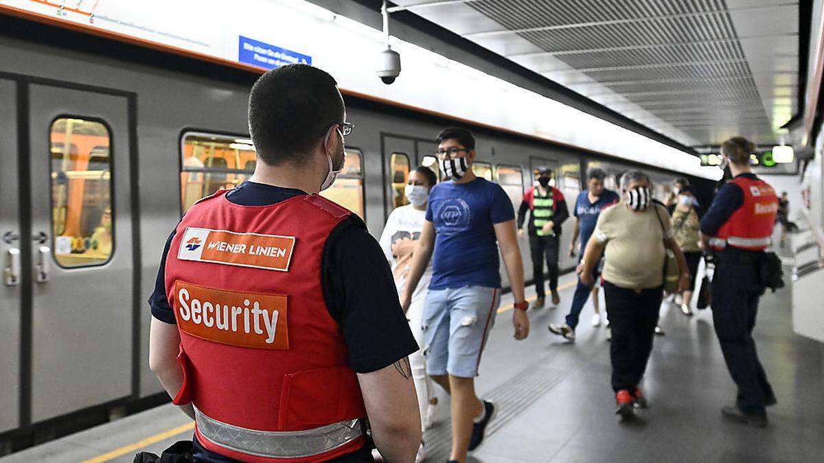 Die höchste rohe Corona-Fallzahl hat weiter Wien, wo aber auch mit Abstand am meisten getestet wird