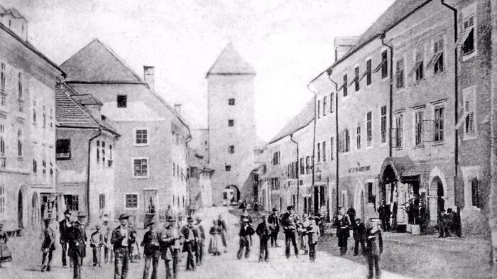 Blick über den Platz, als der Friesacher Turm noch stand. Er existierte vor dem  Ersten Weltkrieg bereits nicht mehr. er wurde abgerissen, um mit Fuhrwerken besser auf den Platz fahren zu können