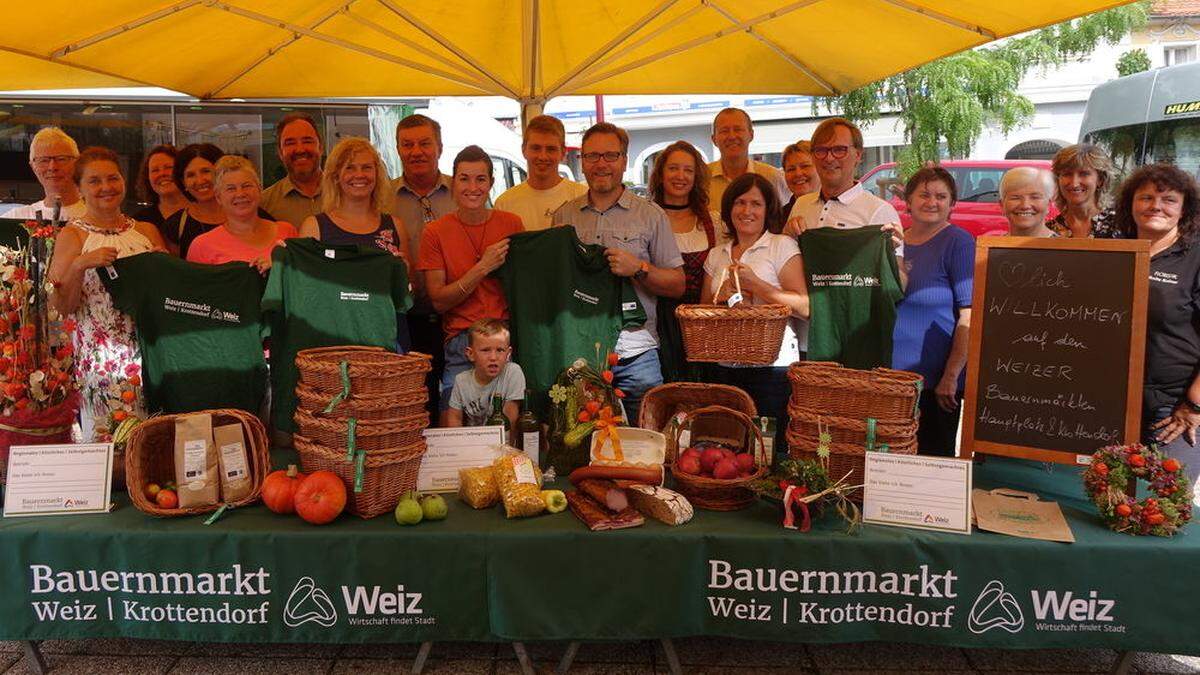 Vertreterinnen und Vertreter der Stadt und der Weizer Bauernmärkte am Hauptplatz und in Krottendorf präsentieren die Neuerungen