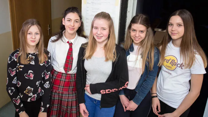 Die fünf Schülerinnen, die in wechselnden Besetzungen die Hauptfigur Mathilda verkörpern: Isabel Kaiser, Nina Hausecker, Sarah Griebichler, Sinja Piber und Laura Leber.