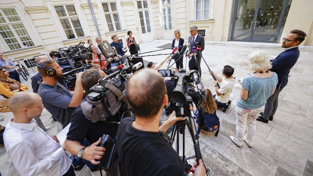 Energieministerin Leonore Gewessler (Grüne) und Finanzminister Magnus Brunner (ÖVP) traten heute um 10 Uhr vor die Presse 