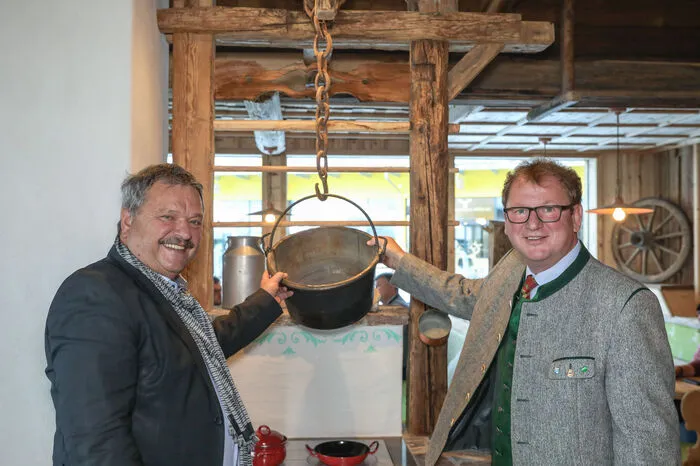 Vizebürgermeister Robert Obereder (links) und Bürgermeister Gerhard Schütter begutachteten einen gesetzten Herd im Zentrum der Rauchkuchl.