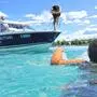 Ein Rettungsschwimmer springt ins Wasser | Für drei Schwimmer kam selbst die rasche Hilfe der Wasserretter heuer zu spät