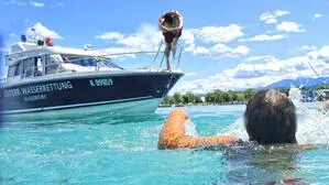 Ein Rettungsschwimmer springt ins Wasser | Für drei Schwimmer kam selbst die rasche Hilfe der Wasserretter heuer zu spät