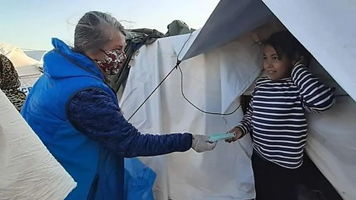 Ohne die dutzend Geflüchteten, die bereits immer auf Doro Blancke und den Wagen mit den Essenslieferungen warten, um bei der Verteilung zu helfen, wäre es ein Ding der Unmöglichkeit alle 400 Diabetikerinnen des Camps mit Essen zu versorgen.