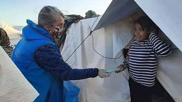 Ohne die dutzend Geflüchteten, die bereits immer auf Doro Blancke und den Wagen mit den Essenslieferungen warten, um bei der Verteilung zu helfen, wäre es ein Ding der Unmöglichkeit alle 400 Diabetikerinnen des Camps mit Essen zu versorgen.