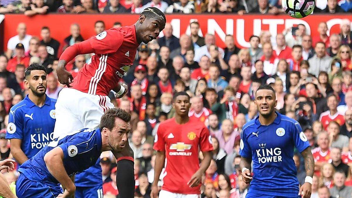 Christian Fuchs (links) kam gegen Paul Pogba zu spät