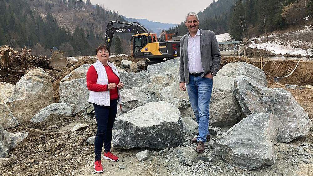 Landtagspräsidentin Manuela Khom und Bürgermeister Franz Kleinferchner überzeugten sich vom Baufortschritt