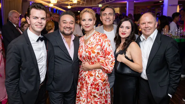Die umjubelte "Carmen" Elīna Garanča mit den ebenso umjubelten Mitwirkenden, Dirigent Marcus Merkel, Ramón Vargas, Erwin Schrott, Tetiana Miyus sowie Bühnen-Graz-Chef Bernhard Rinner.