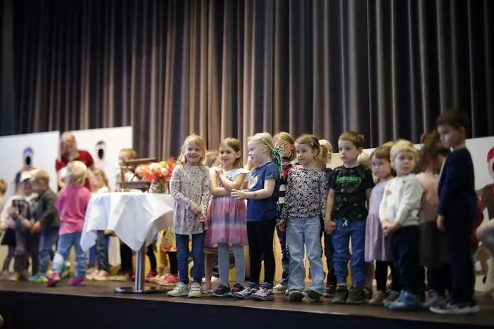 Seit 2009 besteht der Kindergarten, bereits zehn Jahre später zeichnete sich Platzbedarf ab, berichtete Architekt Martin Emmer. In Holzriegelbauweise entstanden nun 260 zusätzliche Quadratmeter, womit die Nutzfläche auf rund 800 Quadratmeter anwuchs. Die veranschlagten Kosten, mitgetragen von Land und Bund, blieben im geplanten Rahmen.