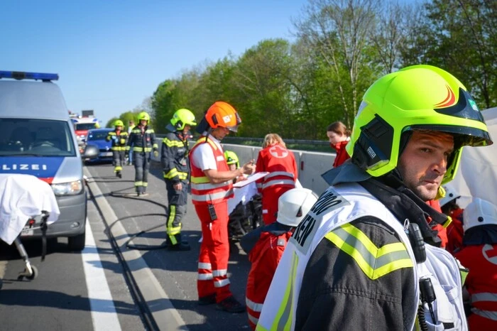 Die Lenkerin (19) und ihre Beifahrerin wurden leicht verletzt und ins UKH Graz eingeliefert.