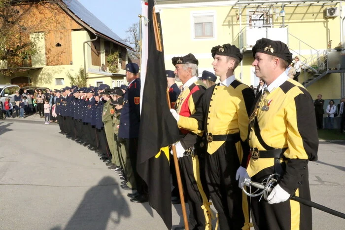 Zur Verschönerung der Feierlichkeiten trugen die Volksschulen Launsdorf und St. Georgen, die Feuerwehren der Gemeinde, die Sängerrunden Launsdorf/Hochosterwitz und St. Georgen, die Feuerwehrmusik Pölling, der Musikverein St. Georgen, die Khevenhüller-Ehrengarde (rechts) sowie die Bänderhuttrachtengruppe Hochosterwitz bei. 