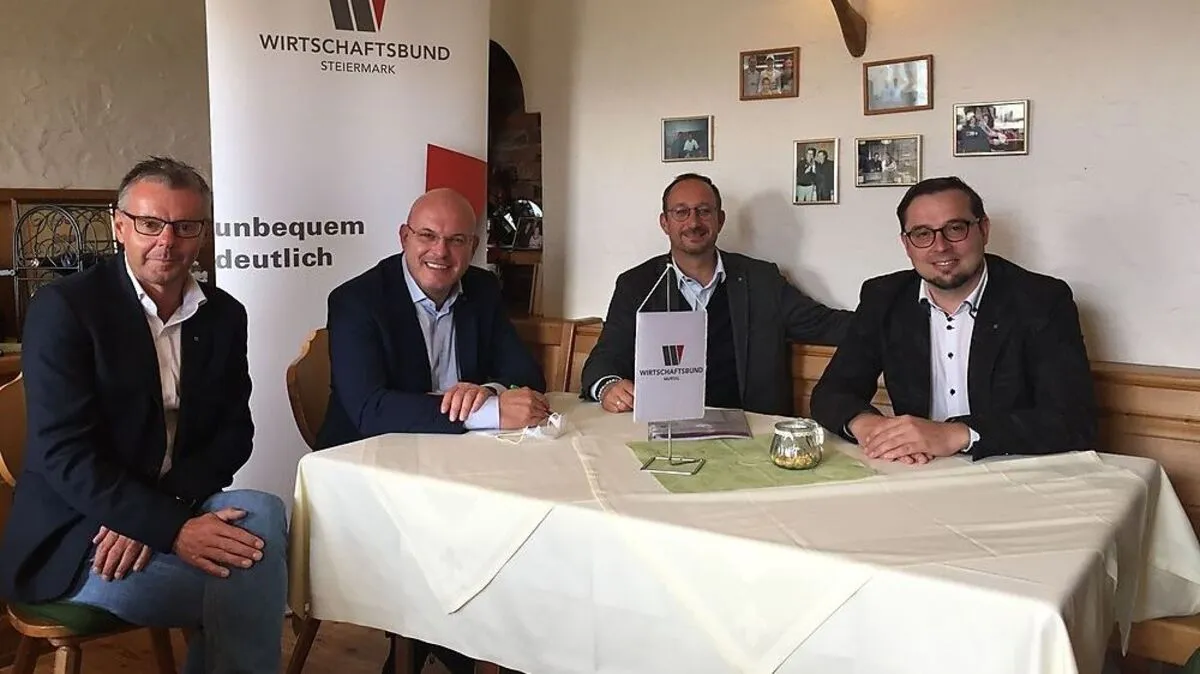 Norbert Steinwidder (Zweiter von links) und Jochen Pack mit den Organisationsreferenten Michael Gassner (l.) und Armin Bacher (r.) 
