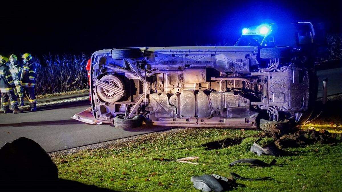 Der Kastenwagen stürzte bei de Unfall um