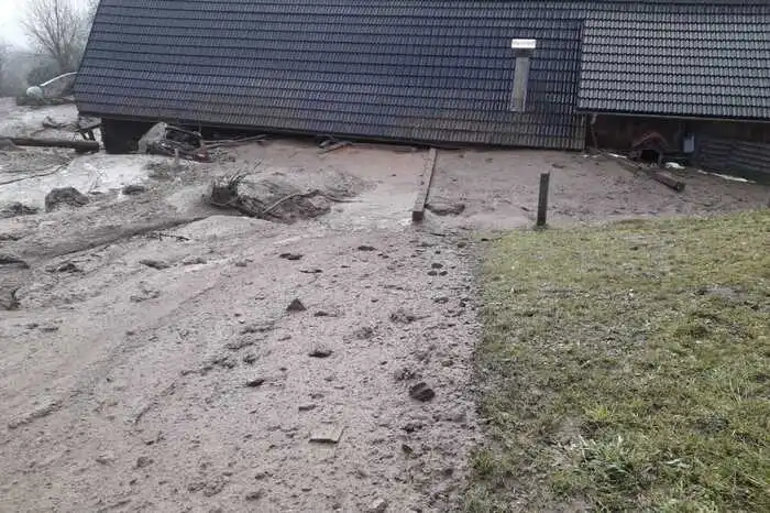 Ebenso die Rückseite des Stallgebäudes. Dabei wurde ein Auto unter den Geröll- und Erdmassen begraben.