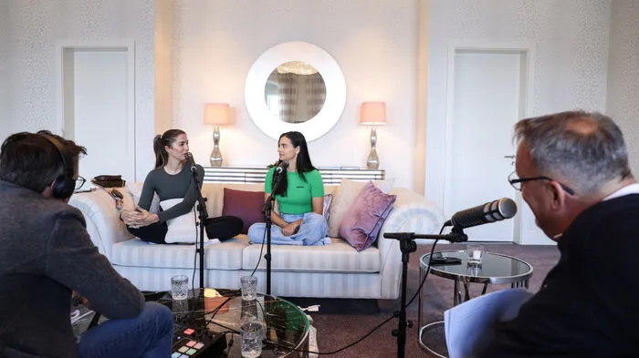 Der Podcast wurde in der "Charlie Walker Suite" im Schlosshotel Velden aufgenommen. 