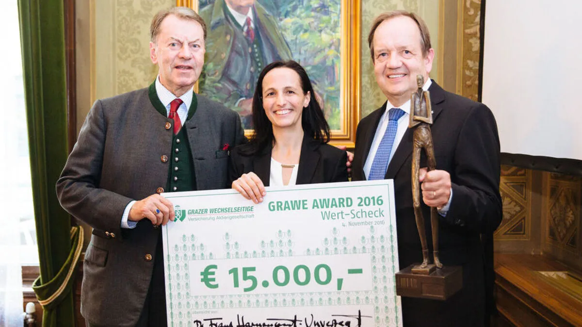 Franz Harnoncourt-Unverzagt, GRAWE Ehrenpräsident und Juryvorsitzender; Veronika Proschek, Preisträgerin 2016; Othmar Ederer, GRAWE Generaldirektor 