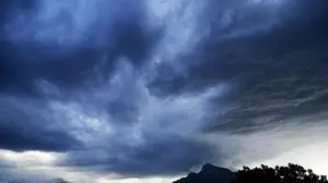 ABD0131_20180813 - SALZBURG: THEMENBILD: Illustration zum Thema  Wetter / Wolken. Ein sich anbahnendes Gewitter über dem Untersberg am Montag, 13. August 2018, in Salzburg. - FOTO: APA/BARBARA GINDL,sujet,gewitterstimmung