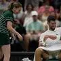 Ein bestens gelaunter Novak Djokovic sorgte beim Ballmädchen für einen kurzen Schreckmoment, doch es konnte darüber lachen