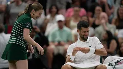 Ein bestens gelaunter Novak Djokovic sorgte beim Ballmädchen für einen kurzen Schreckmoment, doch es konnte darüber lachen