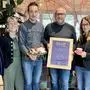 Vulkanland-Obmann Josef Ober gratulierte den Siegern: Melanie Böhme und Dominik Fitz von Einfach Fitz, Franz Maitz von der Kaffeerösterei Maitz, Ulli Resch von der Rescheria und Daniel Freismuth von der Delikaterie als Franchisenehmer von Einfach Fitz (v. l.)
