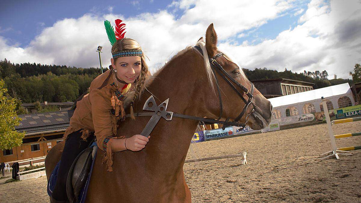 Daniela Berger in der Rolle der Squaw mit dem &quot;Müllerhawk&quot;