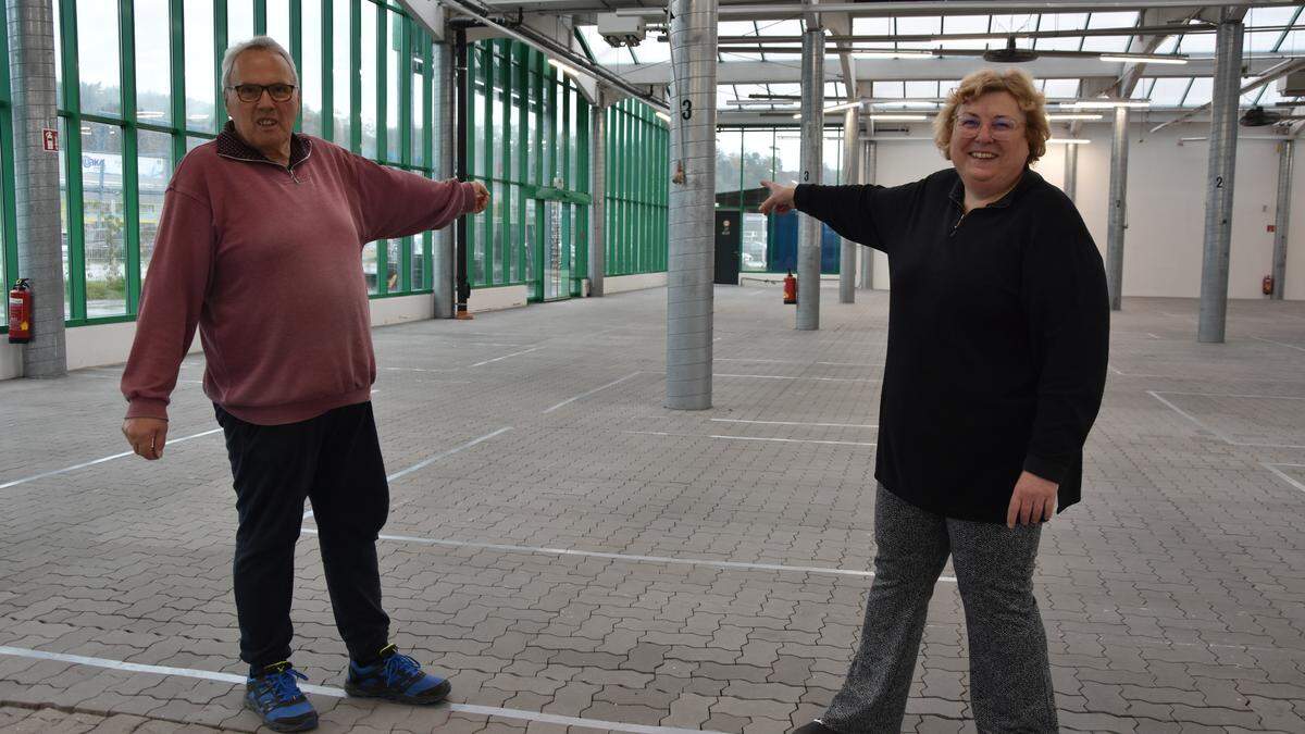 Dagmar Candolini und Günther Wolfahrt haben den Standlern bereits ihre Plätze in der Glashalle zugewiesen