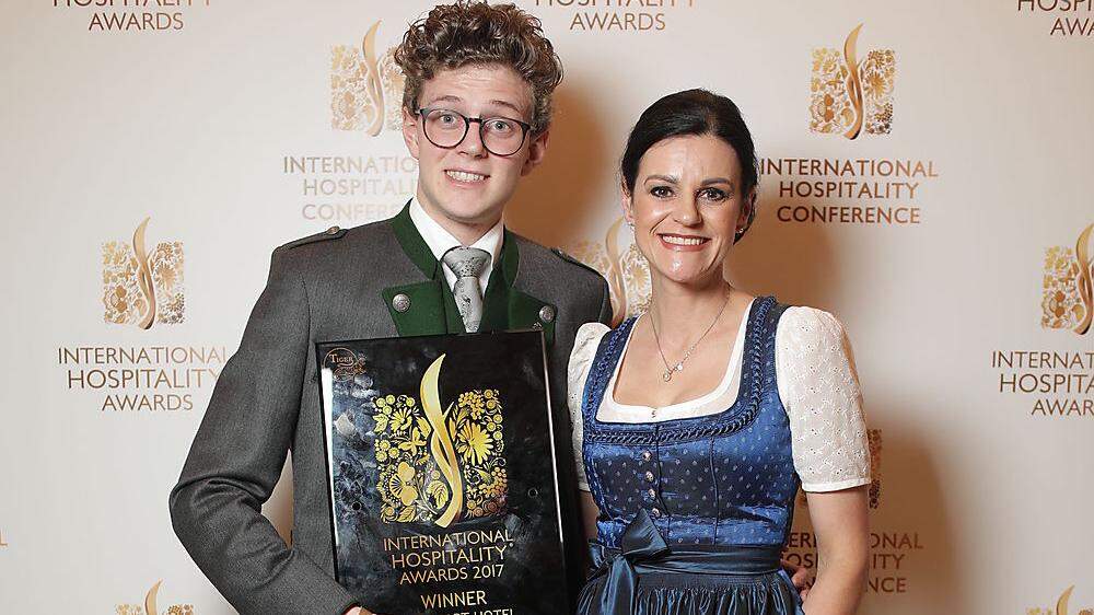 Maria Pfandl und Sohn Rainer nahmen den Preis in Kiew entgegen