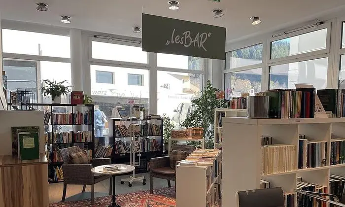 Eine große Auswahl an Büchern gibt es in der "lesBAR"