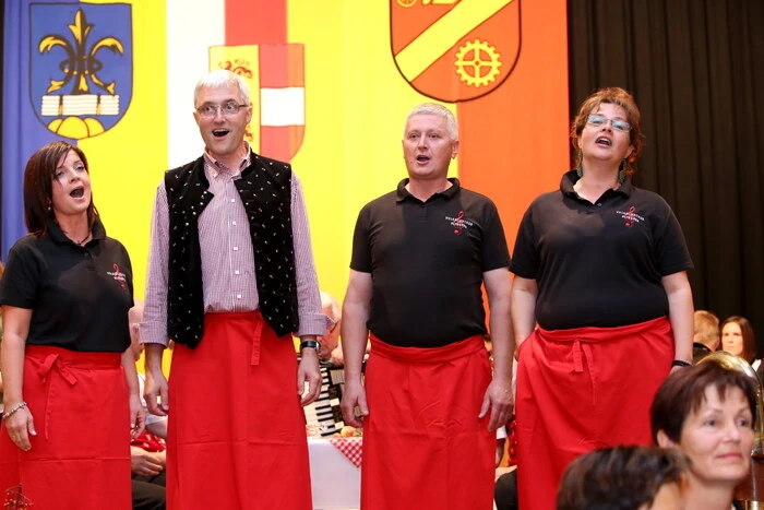 Der Volksliedchor Althofen/Treibach lud unter Obfrau Doris Hofstätter (links im Bild) zum "Wirtshaussingen" in das örtliche Kulturhaus.