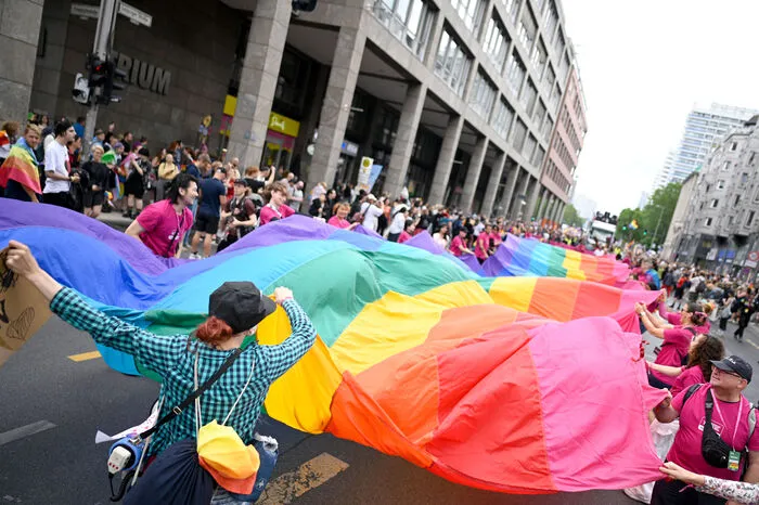 Die Veranstalter rechneten mit etwa 500.000 Teilnehmern bei der Kundgebung - deutlich mehr als im vergangenen Jahr, als rund 350.000 Menschen beim Christopher Street Day in Berlin mitmachten